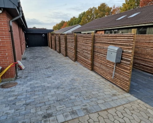 Brolægning og raftehegn udført af professionel anlægsgartner og brolægger.