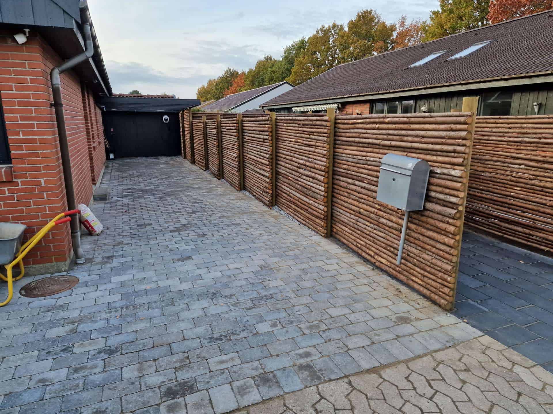 Brolægning og raftehegn udført af professionel anlægsgartner og brolægger.